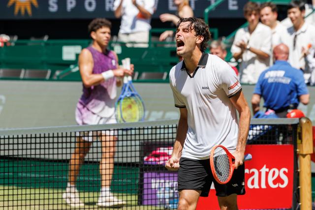 19 June 2026, North Rhine-Westphalia, Halle (Westfalen): US tennis player Taylor Fritz celebrates defeating his compatriot Ben Shelton during their men's singles quarterfinal match of the Halle Open tennis tournament. Photo: Friso Gentsch/dpa