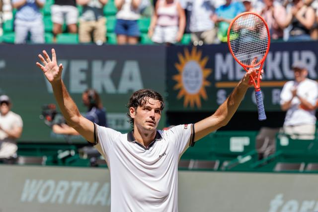 19 June 2026, North Rhine-Westphalia, Halle (Westfalen): US tennis player Taylor Fritz celebrates defeating his compatriot Ben Shelton during their men's singles quarterfinal match of the Halle Open tennis tournament. Photo: Friso Gentsch/dpa