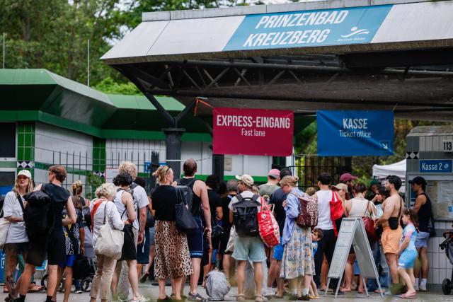 19 June 2026, Berlin: People line up at the entrance to the Prinzenbad in the Kreuzberg neighborhood. Temperatures in Berlin are expected to rise above 30 degrees in the coming days. Photo: Carsten Koall/dpa