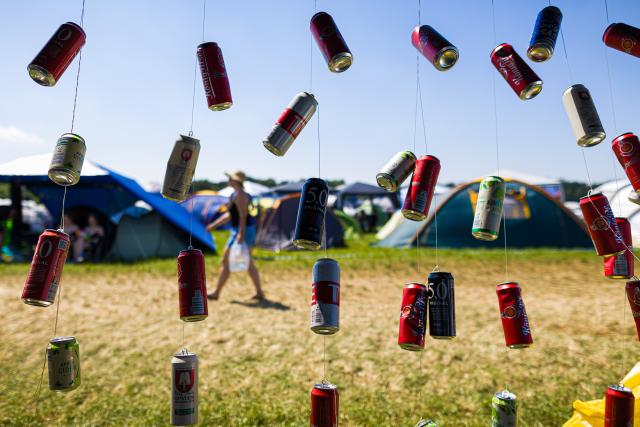 19 June 2026, Lower Saxony, Scheessel: Empty beer cans hang from strings at the Hurricane Festival campground. The Hurricane open-air festival takes place from June 19 to 21. Photo: Moritz Frankenberg/dpa