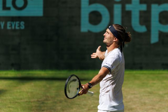 19 June 2026, North Rhine-Westphalia, Halle (Westfalen): German tennis player Alexander Zverev celebrates defeating Belgium's Raphael Collignon during their men's singles quarterfinal match of the Halle Open tennis tournament. Photo: Friso Gentsch/dpa