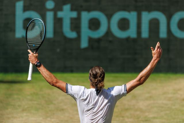 19 June 2026, North Rhine-Westphalia, Halle (Westfalen): German tennis player Alexander Zverev celebrates defeating Belgium's Raphael Collignon during their men's singles quarterfinal match of the Halle Open tennis tournament. Photo: Friso Gentsch/dpa