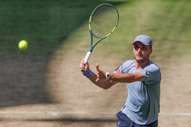 19 June 2026, North Rhine-Westphalia, Halle (Westfalen): Belgian tennis player Raphael Collignon in action against Germany's Alexander Zverev during their men's singles quarterfinal match of the Halle Open tennis tournament. Photo: Friso Gentsch/dpa