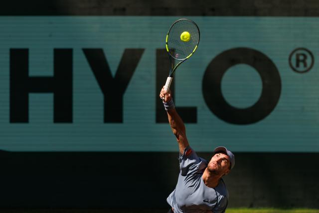 19 June 2026, North Rhine-Westphalia, Halle (Westfalen): Belgian tennis player Raphael Collignon in action against Germany's Alexander Zverev during their men's singles quarterfinal match of the Halle Open tennis tournament. Photo: Friso Gentsch/dpa