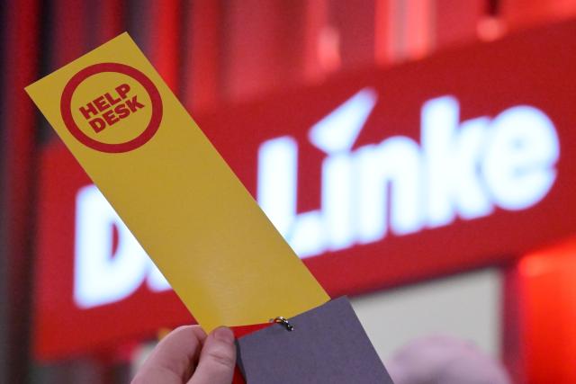 19 June 2026, Brandenburg, Potsdam: A delegate holds a piece of paper with the words "Help Desk" written on it at the 10th Federal Party Convention of The Left at the Metropolishalle in Potsdam. Photo: Michael Bahlo/dpa