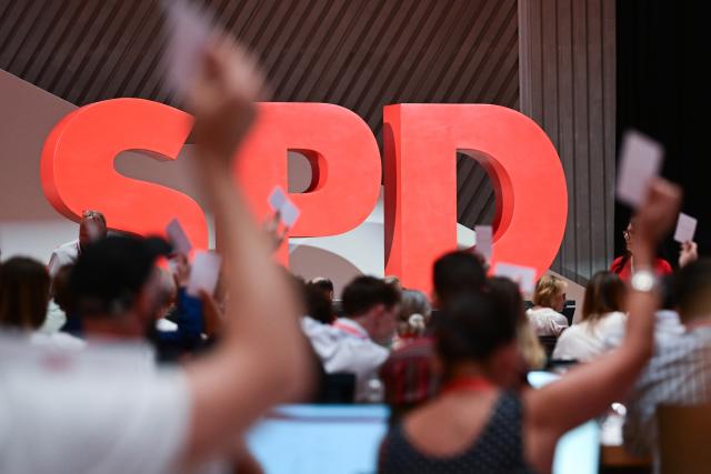 19 June 2026, Baden-Wuerttemberg, Ulm: Delegates use their voting cards to vote on the agenda at the Social Democratic Party of Germany (SPD) Baden-Wuerttemberg party convention in the Donauhalle. Photo: Bernd Weißbrod/dpa