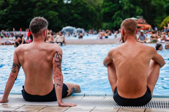 19 June 2026, Berlin: Swimmers sit at the edge of the pool at the Prinzenbad in the Kreuzberg neighborhood during the hot weather. Photo: Carsten Koall/dpa