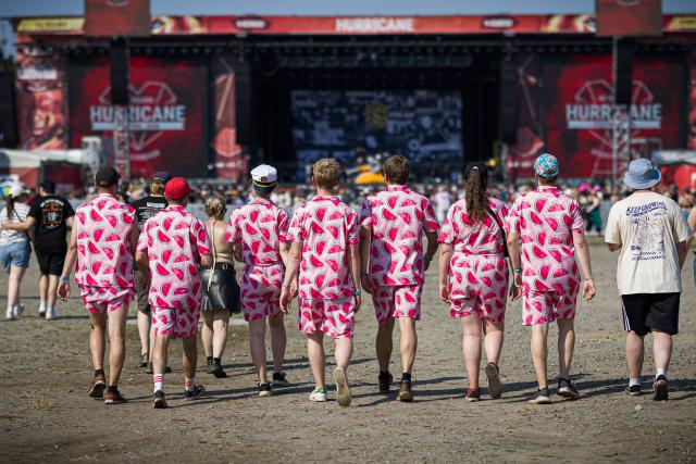 19 June 2026, Lower Saxony, Scheessel: Festivalgoers walk across the grounds of the Hurricane Festival. The Hurricane open-air festival takes place from June 19 to 21. Photo: Moritz Frankenberg/dpa