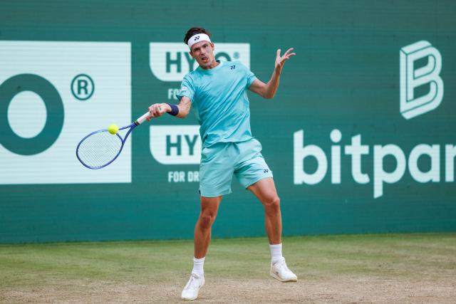 19 June 2026, North Rhine-Westphalia, Halle (Westfalen): German tennis player Daniel Altmaier in action against Russia's Daniil Medvedev during their men's singles quarterfinal match of the Halle Open tennis tournament. Photo: Friso Gentsch/dpa