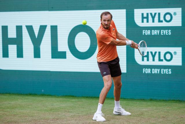 19 June 2026, North Rhine-Westphalia, Halle (Westfalen): Russian tennis player Daniil Medvedev in action against Germany's Daniel Altmaier during their men's singles quarterfinal match of the Halle Open tennis tournament. Photo: Friso Gentsch/dpa
