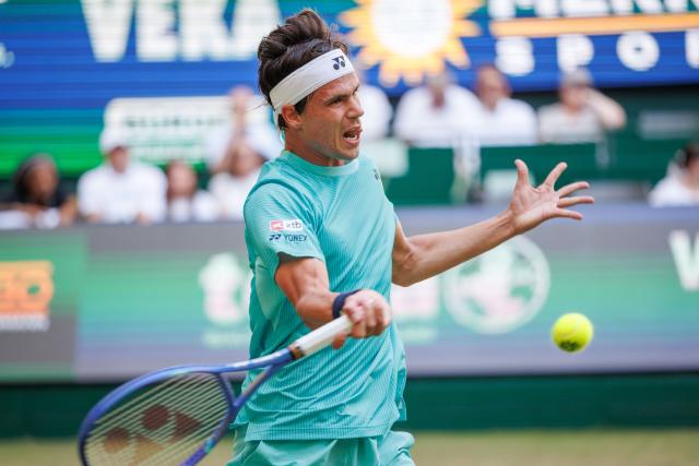 19 June 2026, North Rhine-Westphalia, Halle (Westfalen): German tennis player Daniel Altmaier in action against Russia's Daniil Medvedev during their men's singles quarterfinal match of the Halle Open tennis tournament. Photo: Friso Gentsch/dpa