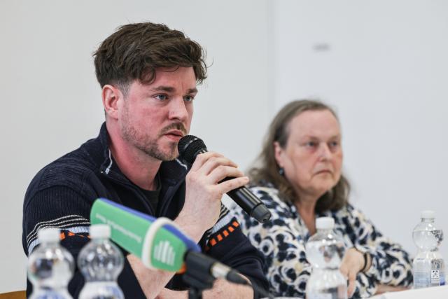 FILED - 27 April 2026, North Rhine-Westphalia, Cologne: FILE PHOTO - Antonius Michelmann (L), brother of Eva Maria Michelmann, who is being held in Syria, speaks at a press conference alongside his mother, Rotraut Hake-Michelmann. Eva Maria Michelmann, a resident of Cologne, and Kurdish journalist A. Polat had gone missing in connection with a Syrian army offensive in the north of the country. Photo: Oliver Berg/dpa