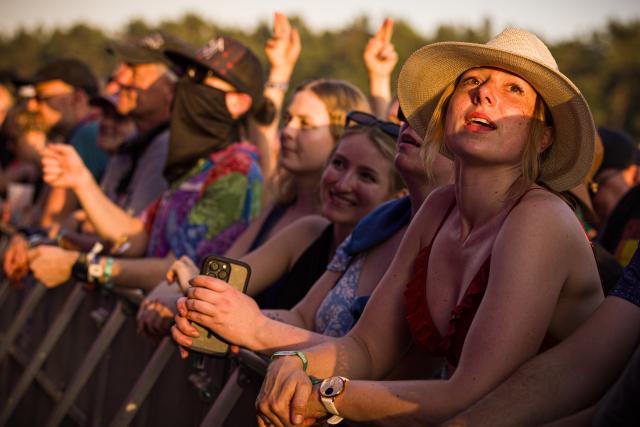 19 June 2026, Lower Saxony, Scheessel: Festivalgoers watch the concert by the American punk rock band "The Offspring" at the Hurricane Festival as the sun sets. The Hurricane open-air festival takes place from June 19 to 21. Photo: Moritz Frankenberg/dpa