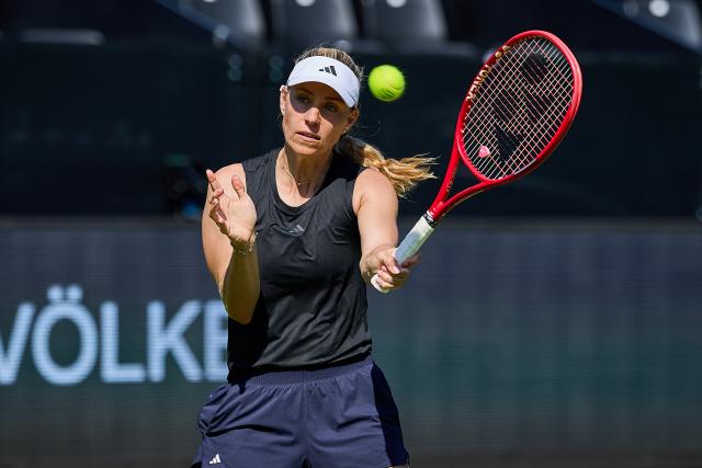 20 June 2026, Hesse, Bad Homburg: Retired German tennis player Angelique Kerber returns the ball with a forehand during a practice session ahead of her farewell match against Serbia's Ana Ivanovic, during the Bad Homburg Open tennis tournament. Photo: Mathias Schulz/dpa