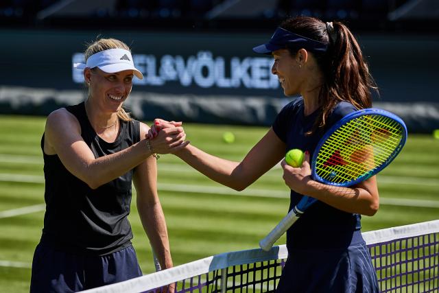 20 June 2026, Hesse, Bad Homburg: Retired German tennis player Angelique Kerber (L) and Serbia's Ana Ivanovic shake hands after the practice session ahead of Kerber's farewell match, during the Bad Homburg Open tennis tournament. Photo: Mathias Schulz/dpa