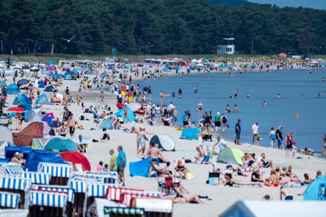 20 June 2026, Mecklenburg-Western Pomerania, Binz: People enjoy the sunny weather on the beach at the seaside resort on the island of Ruegen. Photo: Stefan Sauer/dpa