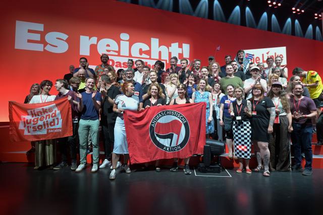 20 June 2026, Brandenburg, Potsdam: A group from "Links Jugend Solid" gathered in front of the stage for a photo at the Left Party's national convention at the Metropolis Halle in Potsdam. Photo: Michael Bahlo/dpa