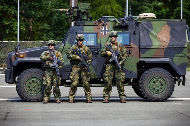20 June 2026, Lower Saxony, Nienburg (Weser): Soldiers participate in the multinational NATO exercise "CIMIG Quadriga 2026" at the Clausewitz Barracks. The exercise will take place from June 14 to 26, 2026. Under the leadership of the German Armed Forces (Bundeswehr), the exercise will test the coordination between military forces and civilian actors in crisis scenarios. Photo: Moritz Frankenberg/dpa