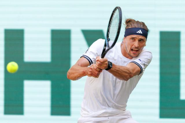 20 June 2026, North Rhine-Westphalia, Halle (Westfalen): German tennis player Alexander Zverev in action against US taylor Fritz during their men's singles semi-final match of the Halle Open tennis tournament. Photo: Friso Gentsch/dpa