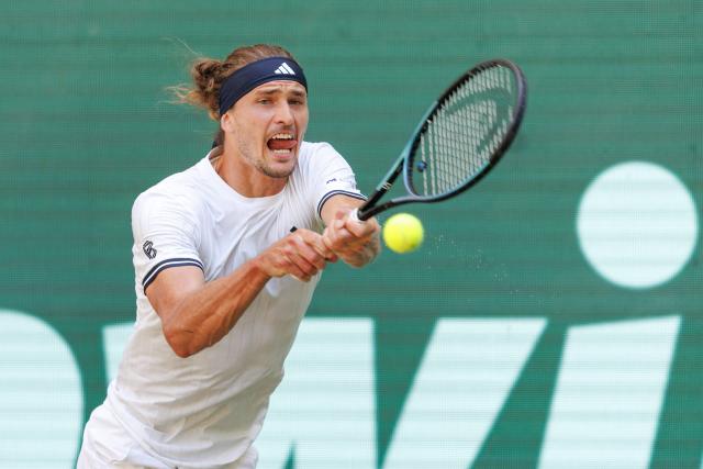 20 June 2026, North Rhine-Westphalia, Halle (Westfalen): German tennis player Alexander Zverev in action against US taylor Fritz during their men's singles semi-final match of the Halle Open tennis tournament. Photo: Friso Gentsch/dpa