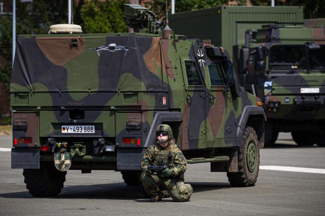 20 June 2026, Lower Saxony, Nienburg (Weser): A soldier participates in the multinational NATO exercise "CIMIG Quadriga 2026" at the Clausewitz Barracks. The exercise will take place from June 14 to 26, 2026. Under the leadership of the German Armed Forces (Bundeswehr), the exercise will test the coordination between military forces and civilian actors in crisis scenarios. Photo: Moritz Frankenberg/dpa