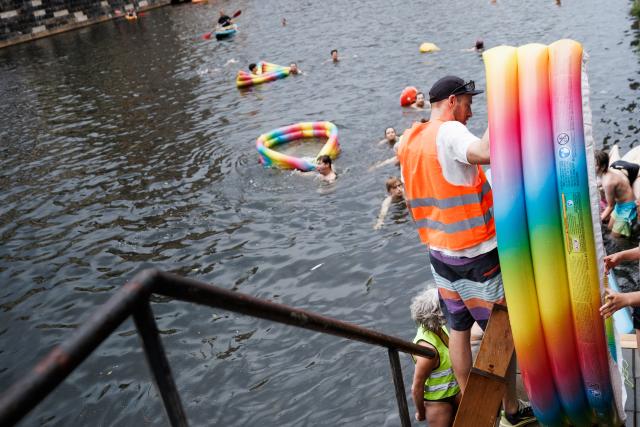 20 June 2026, Berlin: Participants swim in the Spree, during the swimming demonstration, held under the slogan "Vote to End 101 Years of the Swimming Ban!". The demonstration was held to protest the ban on swimming in the Spree. Photo: Carsten Koall/dpa