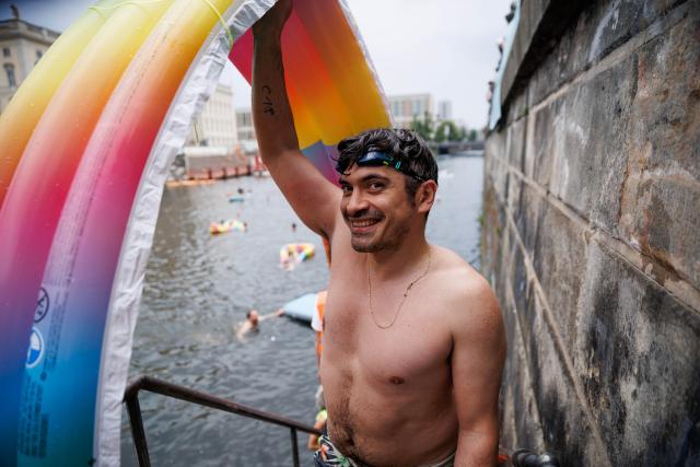 20 June 2026, Berlin: Participants swim in the Spree, during the swimming demonstration, held under the slogan "Vote to End 101 Years of the Swimming Ban!". The demonstration was held to protest the ban on swimming in the Spree. Photo: Carsten Koall/dpa