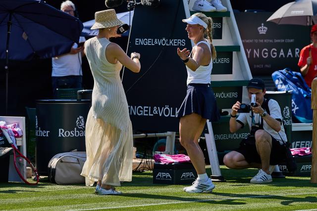 20 June 2026, Hesse, Bad Homburg: Retired German tennis player Angelique Kerber dances with Andrea Petkovic after her farewell match against Serbia's Ana Ivanovic at the Bad Homburg Open tennis tournament. Photo: Mathias Schulz/dpa