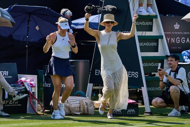 20 June 2026, Hesse, Bad Homburg: Retired German tennis player Angelique Kerber dances with Andrea Petkovic after her farewell match against Serbia's Ana Ivanovic at the Bad Homburg Open tennis tournament. Photo: Mathias Schulz/dpa