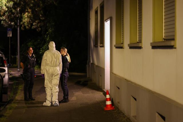 20 June 2026, North Rhine-Westphalia, Krefeld: Police officers are standing in front of the entrance to an apartment building in the Uerdingen neighborhood. A police officer shot and fatally wounded a man armed with a knife in the city of Krefeld, North Rhine-Westphalia. Photo: Christoph Reichwein/dpa