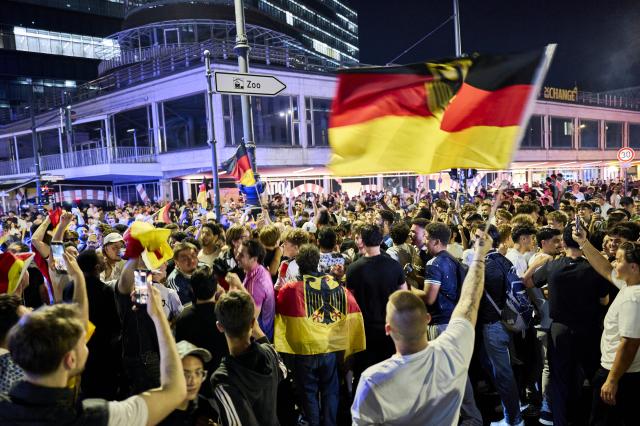 20 June 2026, Berlin: Cheering fans celebrate Germany's victory over Ivory Coast on Berlin's Kurfürstendamm. Photo: Michael Ukas/dpa