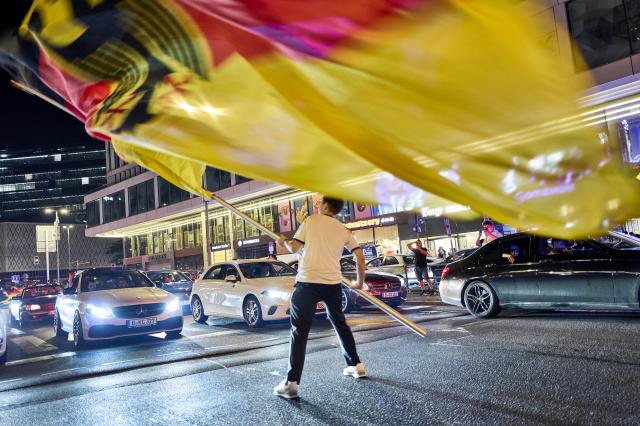 20 June 2026, Berlin: A Cheering fan celebrates Germany's victory over Ivory Coast on Berlin's Kurfürstendamm. Photo: Michael Ukas/dpa