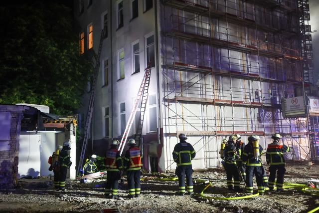 20 June 2026, Schleswig-Holstein, Brokdorf: Firefighters from the Hamburg Fire Department are responding to a fire at a hotel near the main train station. Photo: Bodo Marks/dpa