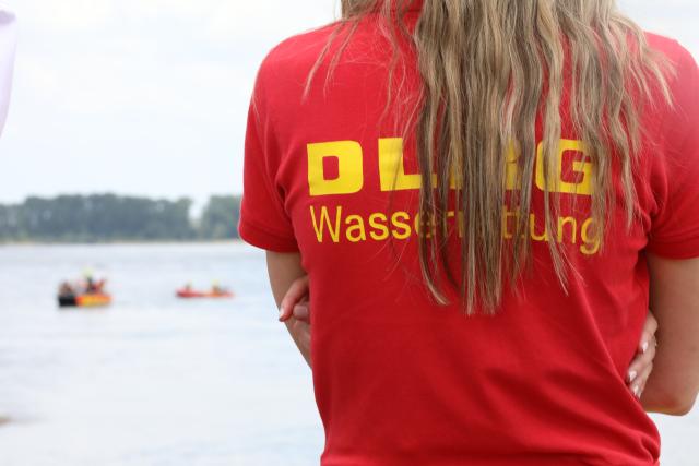FILED - 08 August 2024, North Rhine-Westphalia, Duesseldorf: FILE PHOTO - A member of the German Life Saving Association (DLRG) watches a rescue drill on the Rhine. Photo: Sascha Thelen/dpa