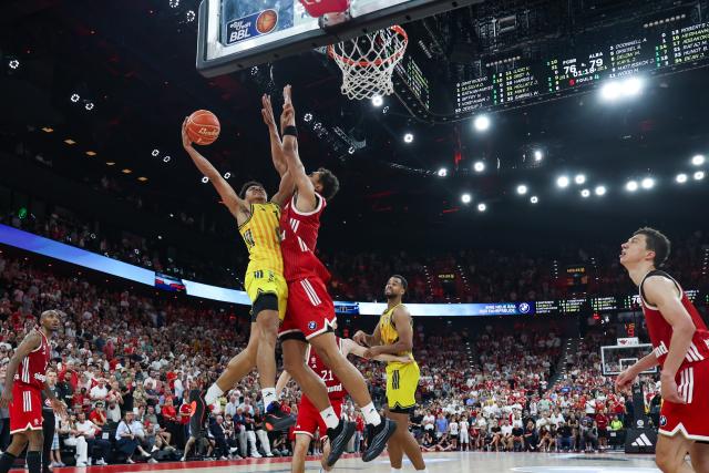 21 June 2026, Bavaria, Munich: ALBA Berlin's Jack Kayil (L) and Bayern Munich's Oscar da Silva battle for the ball during the German Basketball Bundesliga final match between ALBA Berlin and Bayern Munich at SAP Garden. Photo: Matthias Stickel/dpa