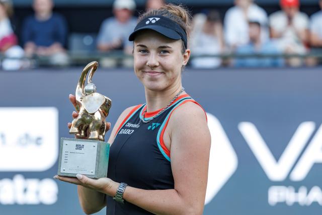 21 June 2026, Berlin: Czech tennis player Linda Noskova holds her trophy after winning the women's singles final match against US Jessica Pegula at the German Open Tennis Tournament. Photo: Andreas Gora/dpa