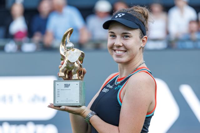 21 June 2026, Berlin: Czech tennis player Linda Noskova holds her trophy after winning the women's singles final match against US Jessica Pegula at the German Open Tennis Tournament. Photo: Andreas Gora/dpa