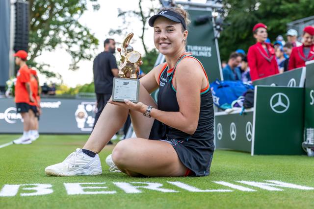 21 June 2026, Berlin: Czech tennis player Linda Noskova holds her trophy after winning the women's singles final match against US Jessica Pegula at the German Open Tennis Tournament. Photo: Andreas Gora/dpa