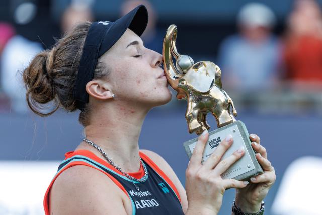 21 June 2026, Berlin: Czech tennis player Linda Noskova holds her trophy after winning the women's singles final match against US Jessica Pegula at the German Open Tennis Tournament. Photo: Andreas Gora/dpa