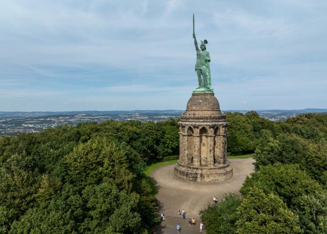 FILED - 07 August 2025, North Rhine-Westphalia, Detmold: FILE PHOTO - A view of the Hermannsdenkmal, Germany's largest statue, in the heights of the Teutoburg Forest. Photo: Friso Gentsch/dpa