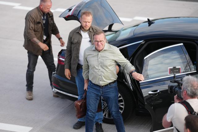 22 June 2026, Brandenburg, Schoenefeld: German Defence Minister Boris Pistorius heads to a German Air Force Airbus A321 for his flight to Lithuania in the military section of Berlin Brandenburg Airport (BER), in Schoenefeld, near Berlin, Germany, on 22 June 2026. Pistorius is travelling to observe the first exercise of the Bundeswehr's 45th Armored Brigade, which is stationed in Lithuania. Photo: Kay Nietfeld/dpa