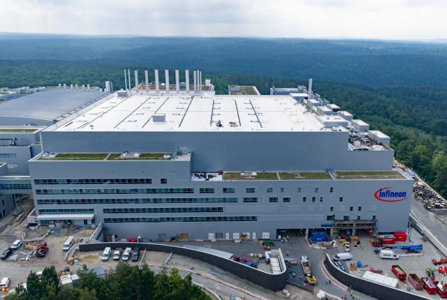 22 June 2026, Saxony, Dresden: An aerial photo shows Infineon's new Smart Power Fab in Dresden. The semiconductor manufacturing plant is scheduled to officially begin operations on 02 July 2026, marking the early completion of the company's largest investment at the site. Production of chips on 300-millimetre wafers is set to start around three months ahead of schedule, and the facility is expected to create approximately 1,000 additional jobs. Photo: Robert Michael/dpa