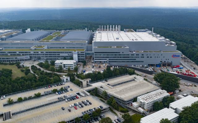 22 June 2026, Saxony, Dresden: An aerial photo shows Infineon's new Smart Power Fab in Dresden. The semiconductor manufacturing plant is scheduled to officially begin operations on 02 July 2026, marking the early completion of the company's largest investment at the site. Production of chips on 300-millimetre wafers is set to start around three months ahead of schedule, and the facility is expected to create approximately 1,000 additional jobs. Photo: Robert Michael/dpa