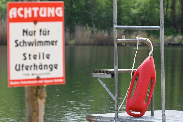 FILED - 29 April 2022, Saxony-Anhalt, Halle (Saale): A lifebuoy for the lifeguard and a sign are seen at Heidebad Halle in Halle. Photo: Heiko Rebsch/dpa