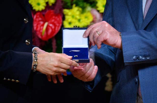 22 June 2026, Berlin: German President Steinmeier presents the Silver Laurel Leaf to the medalists of the Winter Olympic and Paralympic Games. The Silver Laurel Leaf is the highest state honor for outstanding achievements in German sports. Photo: Bernd von Jutrczenka/dpa