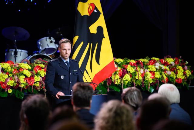 22 June 2026, Berlin: German luger Tobias Arlt, a back driver in doubles competition, speaks during a ceremony honoring medalists from the Winter Olympic and Paralympic Games with the Silver Laurel Leaf, Germany's highest sporting award. Photo: Bernd von Jutrczenka/dpa