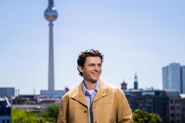 22 June 2026, Berlin: British actor Tom Holland poses during a photocall in Berlin-Mitte ahead of the fan event for Spider-Man: Brand New Day. Photo: Christoph Soeder/dpa