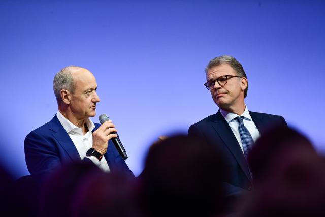 22 June 2026, Berlin: Roland Busch (L), CEO of Siemens, and Christian Sewing, CEO of Deutsche Bank, attend a panel discussion at the 2026 Industry Day event organized by the Federation of German Industries. Photo: Sebastian Christoph Gollnow/dpa
