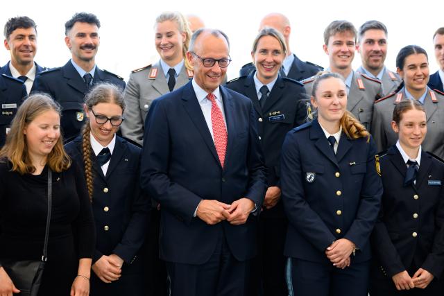 22 June 2026, Berlin: German Chancellor Friedrich Merz poses for a group photo with the medalists of the Winter Olympic and Paralympic Games at the Federal Chancellery on the occasion of the presentation of the Silver Laurel Leaf. The Silver Laurel Leaf is the highest state honor for outstanding achievements in German sports. Photo: Bernd von Jutrczenka/dpa