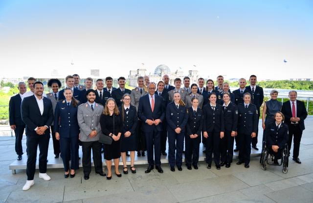 22 June 2026, Berlin: German Chancellor Friedrich Merz joins medalists of the Winter Olympic and Paralympic Games for a group photo at the Federal Chancellery on the occasion of the presentation of the Silver Laurel Leaf. The Silver Laurel Leaf is the highest state honor for outstanding achievements in German sports. Photo: Bernd von Jutrczenka/dpa